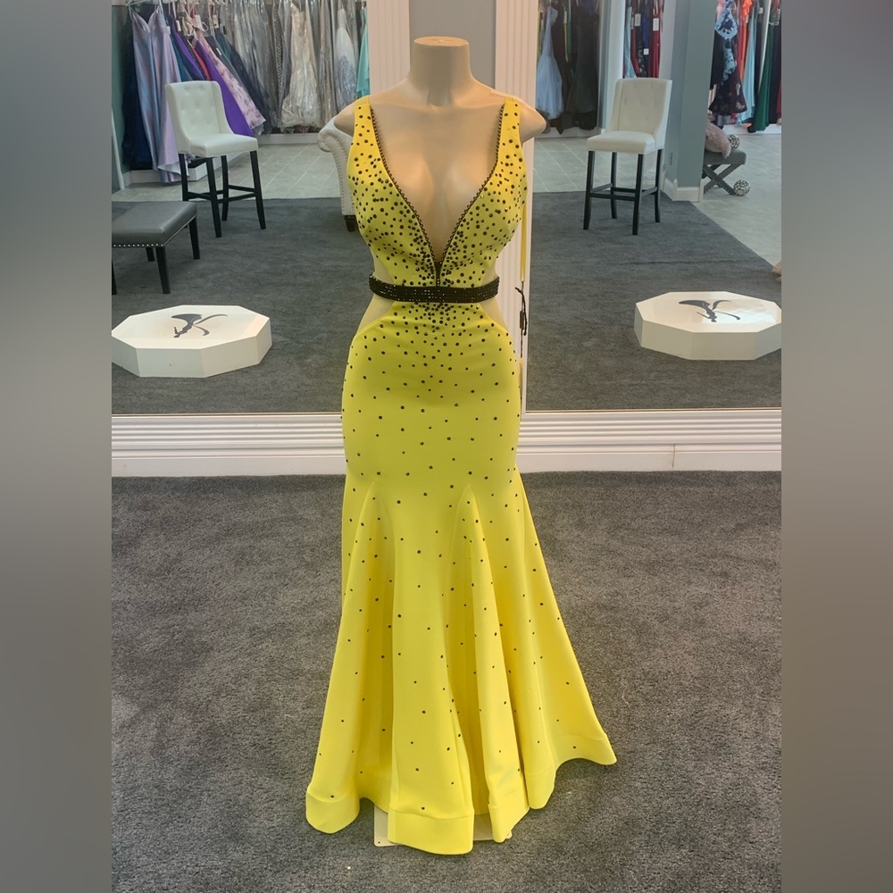 size 6. Yellow. Low back. Fitted gown. High zipper. Sheer sides. beadedwaistline